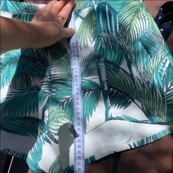 MINKPINK Palm fronds banana leaf shorts M - Picture 13 of 14